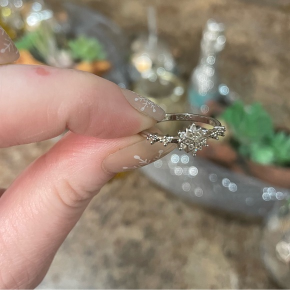 925 Sterling Silver Cubic Zirconia Snowflake Ring - Picture 9 of 10
